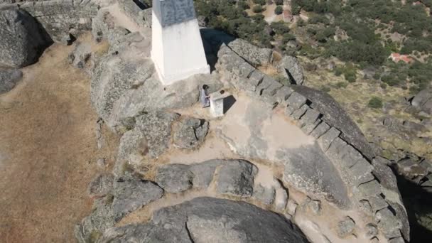 Woman Greets Drone Megalithic Fortification Monsanto Castle Portugal Aerial Tilt — Video Stock
