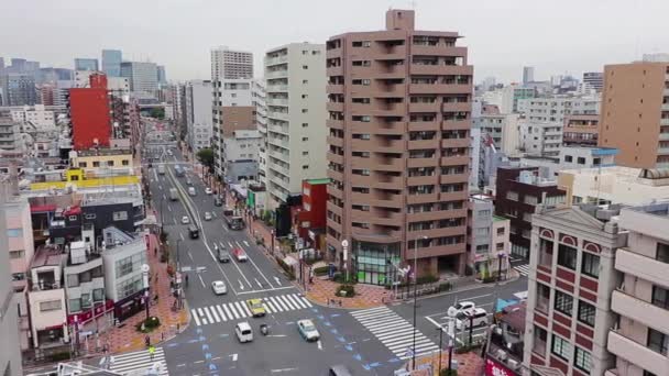 Tóquio Skyline Cidade Tráfego Ocupado Dia Cinza Nublado Panela Disparada — Vídeo de Stock