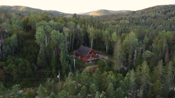 Establishing Shot Cabin Drone Flies Single Wood Cabin Surrounded Trees — Vídeos de Stock