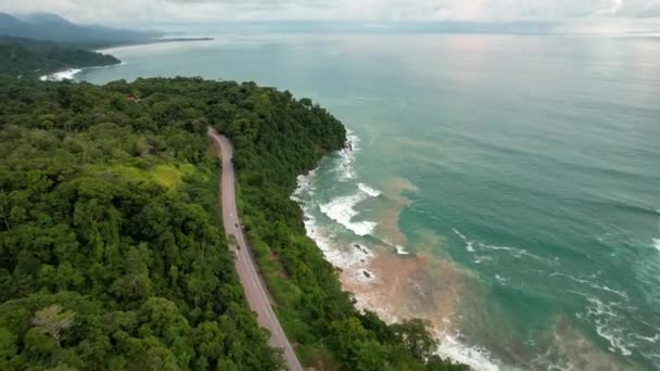 Carretera Entre Bosque Tropical Mar Agua Azul Verdosa — Stockvideo