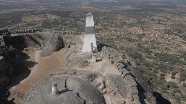 Woman Greets Drone Fortification Monsanto Castle Walking Walls Portugal Aerial — Vídeo de Stock