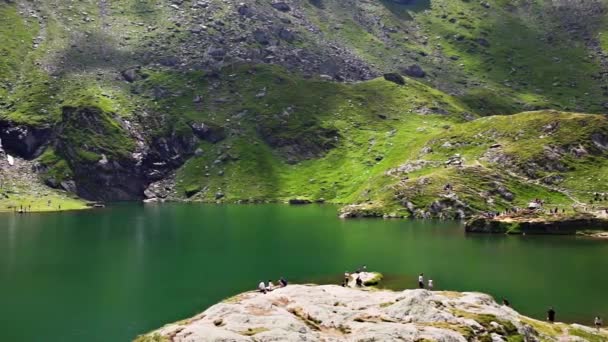 Aerial View Tourists Admiring Calm Green Waters Balea Lake Fagaras — Αρχείο Βίντεο