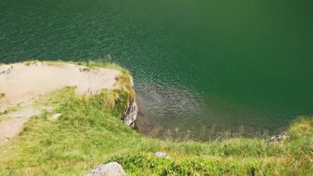 Emerald Calm Water Balea Lake Revealed Steep Rocky Valley Transfagaras — kuvapankkivideo
