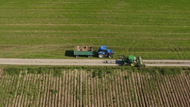 Поле Один Аграрный Модифицированный Трактор Проходит Мимо Картофеля Собирающего Один — стоковое видео