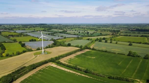 Ανεμοστρόβιλος Παραγωγής Καθαρής Ανανεώσιμης Ενέργειας Στην Πράσινη Αγγλική Ύπαιθρο Βιώσιμη — Αρχείο Βίντεο