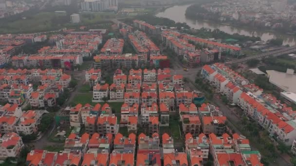 Imágenes Aviones Tripulados Nebulosos Volando Hacia Atrás Sobre Desarrollos Urbanísticos — Vídeos de Stock