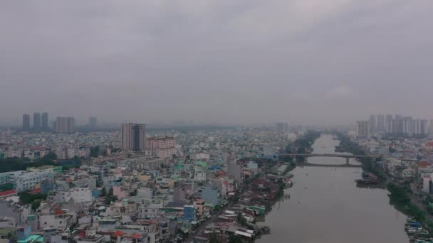 Early Foggy Smoggy Morning Drone Footage Canal Revealing City Skyline — 图库视频影像
