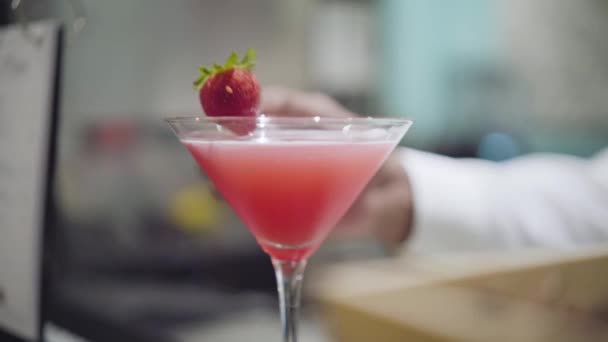 Cocktail Colorido Com Uma Guarnição Morango Bartender Entrega Uma Bebida — Vídeo de Stock