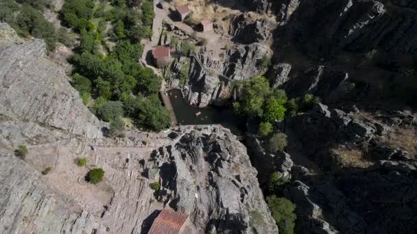 Deep Valley Natural Pool Penha Garcia Aerial Top Rising — Αρχείο Βίντεο