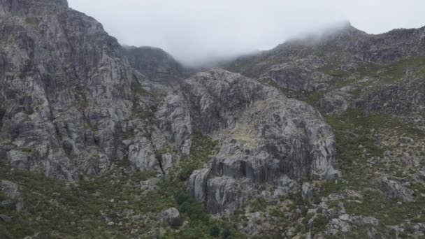 Rocky Mountain Shrouded Clouds Covao Ametade Serra Estrela Portugal Aerial — ストック動画