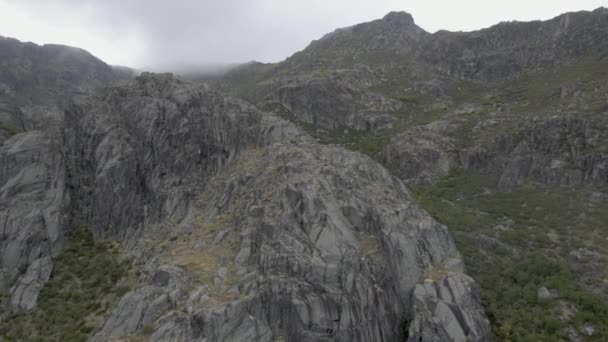 Rocky Mountain Covao Ametade Serra Estrela Portugal Aerial Flyback — Vídeo de Stock