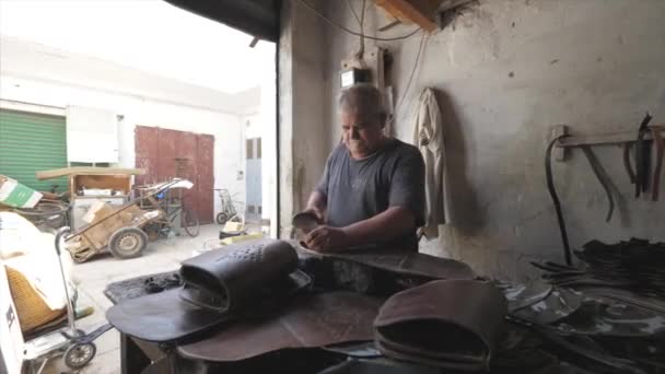 Leather Craftsman Fixing Repairing Working Restoring Leather Material — Vídeo de stock