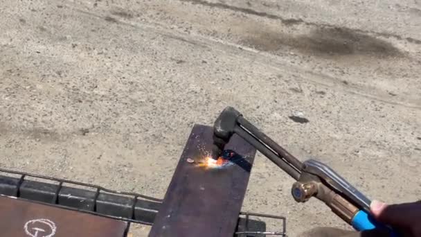 Gas Welder Melting Metal Order Burn Hole Steel Plate — Αρχείο Βίντεο
