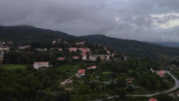 Außenansicht Des Sanatoriums Caramulo Und Der Umliegenden Landschaft Portugal Antenne — Stockvideo