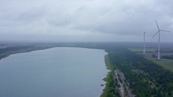 Moving Wind Turbine Create Green Wind Energy Ituated Next Lake — Stok video