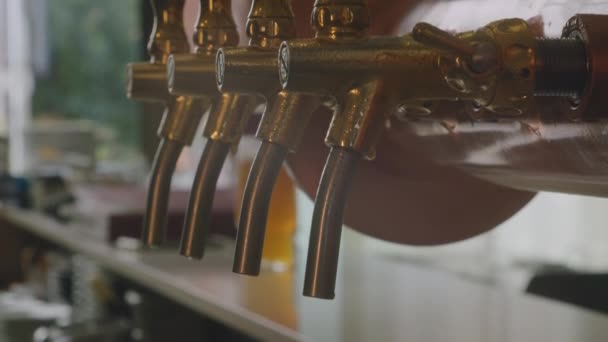 Tilt Medium Shot Vintage Brass Golden Wood Beer Pump Pub — Vídeo de Stock
