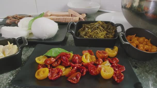 Świeże Składniki Przygotowania Tradycyjnej Włoskiej Pizzy Wystawie Nad Marmurowym Blatem — Wideo stockowe