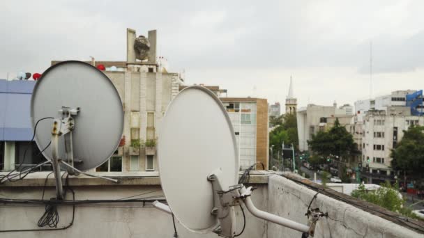 Satellite Dishes Antennas Rooftop Old Apartment Building Mexico City Mexico — Stock video