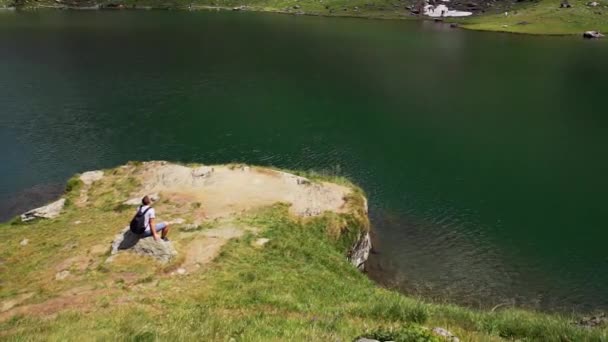 Man Resting Balea Lake Blea Lac Στη Ρουμανία Εναέρια Βολή — Αρχείο Βίντεο