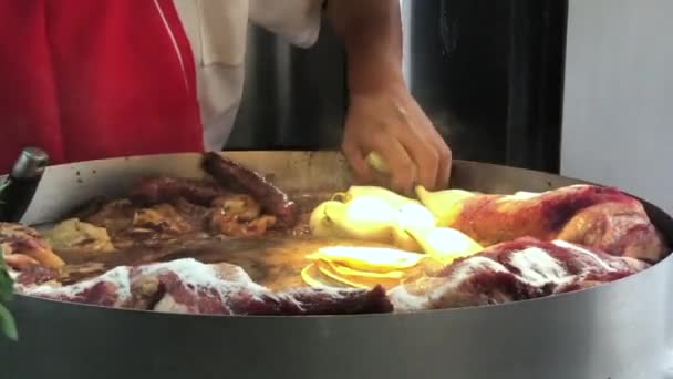 Ein Koch Bereitet Fleisch Und Tortillas Für Leckere Mexikanische Street — Stockvideo