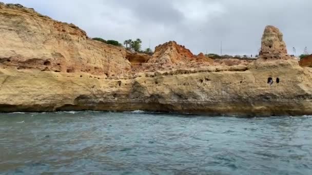 Unikalne Formacje Skalne Geologiczne Wybrzeżu Portugalii Widok Łodzi Morze — Wideo stockowe