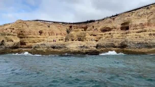 Tourists Sight Seeing Unique Coastal Cliffs Sea Caves View Boat — стоковое видео