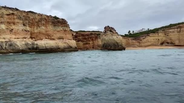 Sightseeing Unique Cliff Geological Formations Coast Portugal View Boat — Stock video