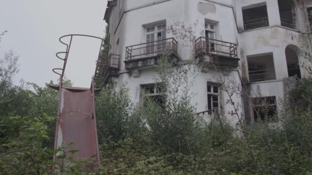 Old Children Sanatorium Captured Long Shot Lawn Garden Deserted Sanatorium — Stok video