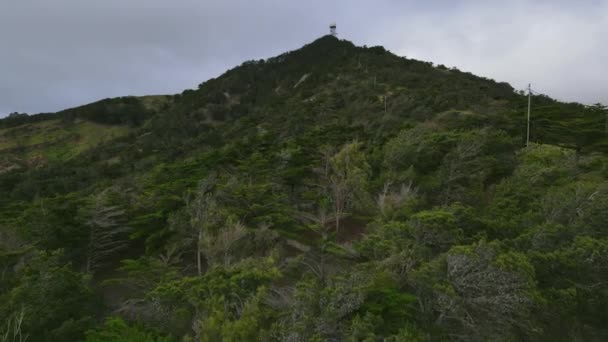 Camera Capturing Hills Pico Castelo Partial Sunlight Cloud Cover — ストック動画