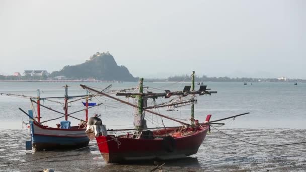 Fisherman Boat Floating Sea Khao Lom Muak Prachuapkirikhan Province Thailand — ストック動画
