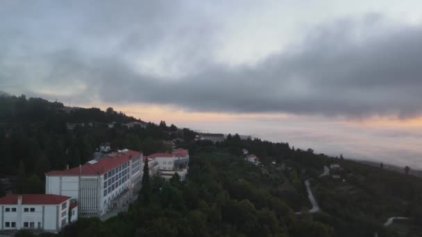 Luftaufnahme Über Dem Golden Tulip Caramulo Hotel Und Der Umliegenden — Stockvideo