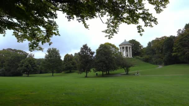 Idyllic View Popular Englischer Garten Munich Green Park Unrecognizable Woman — Wideo stockowe