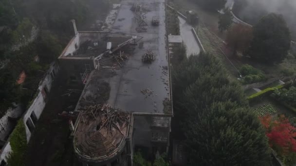 Aerial Top Forward Roof Caramulo Sanatorium Abandoned Building Foggy Day — Vídeos de Stock