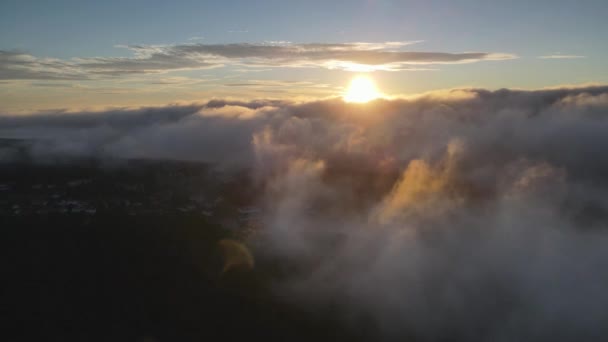 Drone Che Sorvola Nuvole All Alba Città Caramulo Sullo Sfondo — Video Stock