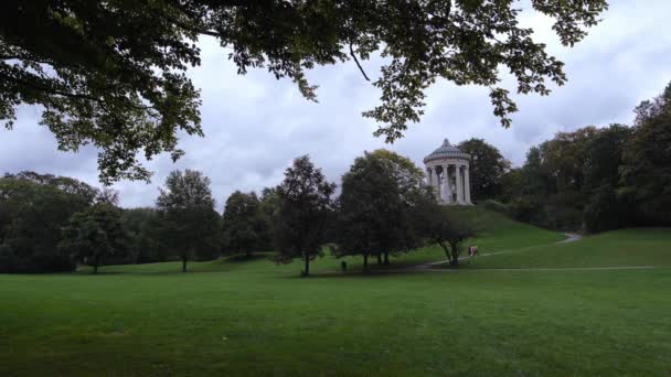 Family Walking English Garden Munich Stairs Famous Monopteros Temple — Stockvideo