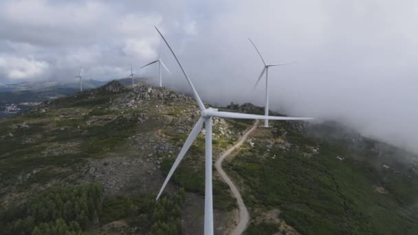 Langsam Rotierende Windräder Auf Dem Wolkenverhangenen Berg Caramulo Portugal Rückwärts — Stockvideo
