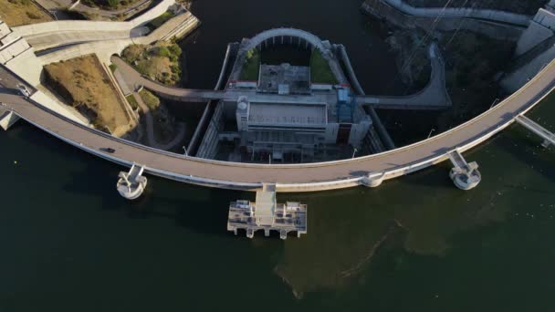 Alqueva Dam Portugal Aerial Reverse Tilt Reveal — Stock Video