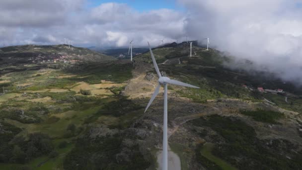 Eolic Wind Turbines Cloudy Day Caramulo Portugal Aerial Circling — 비디오