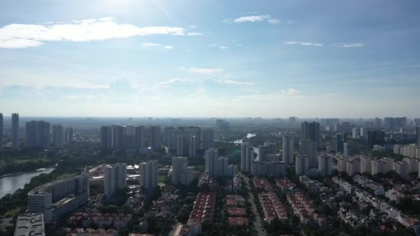 Drón Repül Lövés Ultra Modern Város Folyó Zöld Terület Toronyházak — Stock videók