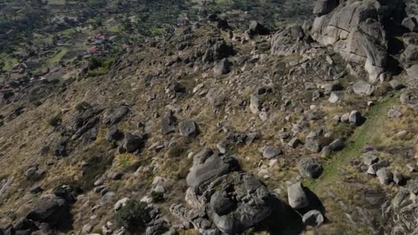 Camera Highlights Rugged Terrain Region Surrounding Monsanto Castle Isolated Castle — kuvapankkivideo