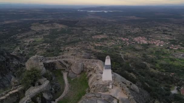 Drone Shot Surrounding Areas Adjacent Monsanto Castle Highlighting Rocky Boulders — Vídeos de Stock