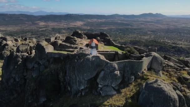 360 View Monsanto Castle Its Rocky Surroundings — ストック動画