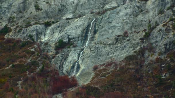 Водопад Небольшой Склоне Горы Осенью — стоковое видео