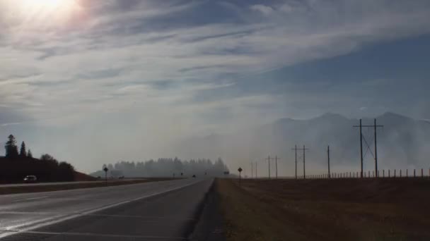 Highway Smoke Fire Close Mountains — Vídeo de Stock