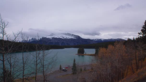 Mountain Lake People Shore Cloudy Day — Stock videók