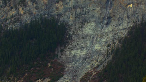 Водопад Небольшой Склоне Горы — стоковое видео