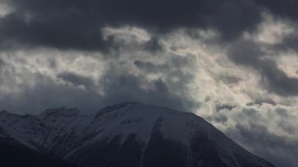 Горная Вершина Облаками Легким Снегом — стоковое видео