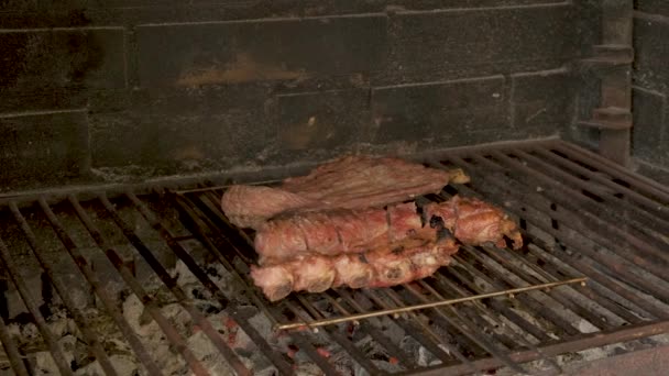 Gros Plan Viande Sur Gril Dans Barbecue Pierre Panoramique — Video