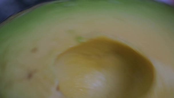 Sehr Detaillierte Nahaufnahme Einer Sich Drehenden Avocado Die Halbiert Und — Stockvideo