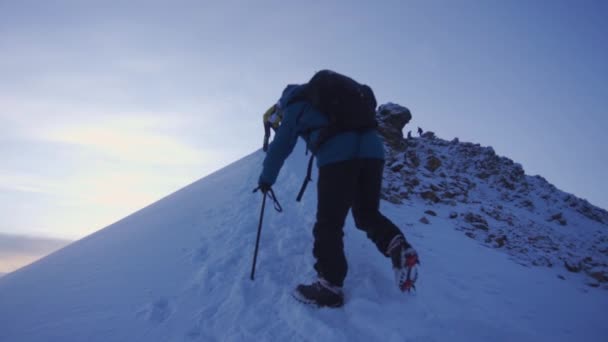 雪に覆われた火山の山の上を歩くハイカーは — ストック動画